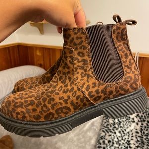 size: 4.. fits me as a 7.5!